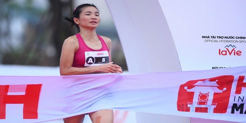 nguyen-thi-oanh-lap-ky-luc-marathon-quoc-te-ha-noi-techcombank-2024